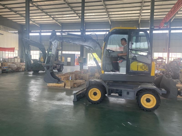 歡迎德州經(jīng)銷商前來濟(jì)寧迅猛工程機(jī)械有限公司參觀試車